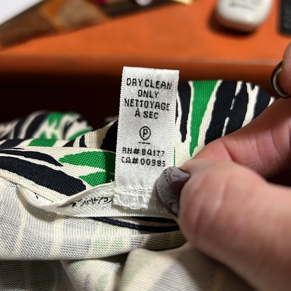 Diane Von Furstenberg | DVF Green and Navy Print Vintage Silk Wrap Dress Size 8 - Picture 11 of 13